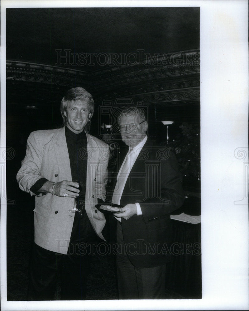 1989 Press Photo Entertainer Tea With Schilka At Dinner - Historic Images