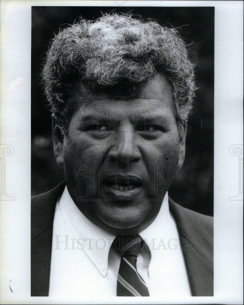 1985 Press Photo James Telb Lucas Co street Back Smile - Historic Images