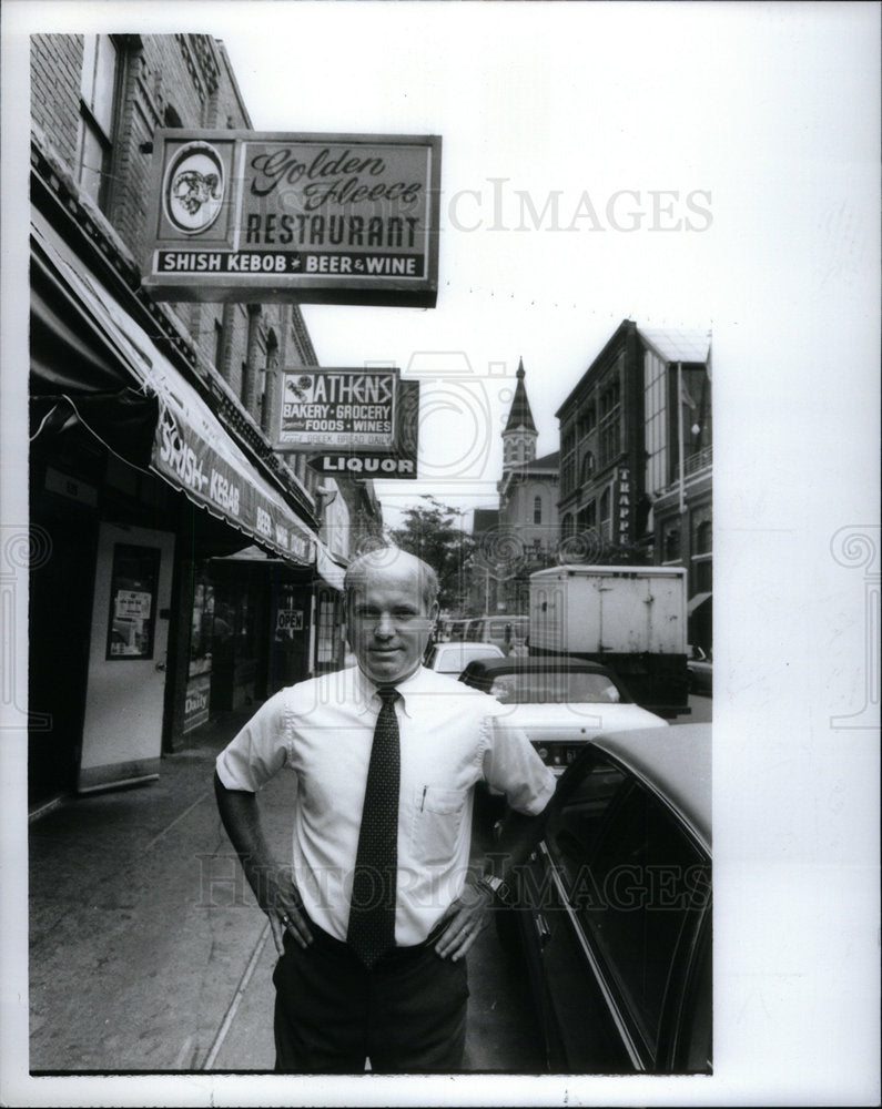 1989 Press Photo Deputy County Treasurer Teifer Office - Historic Images