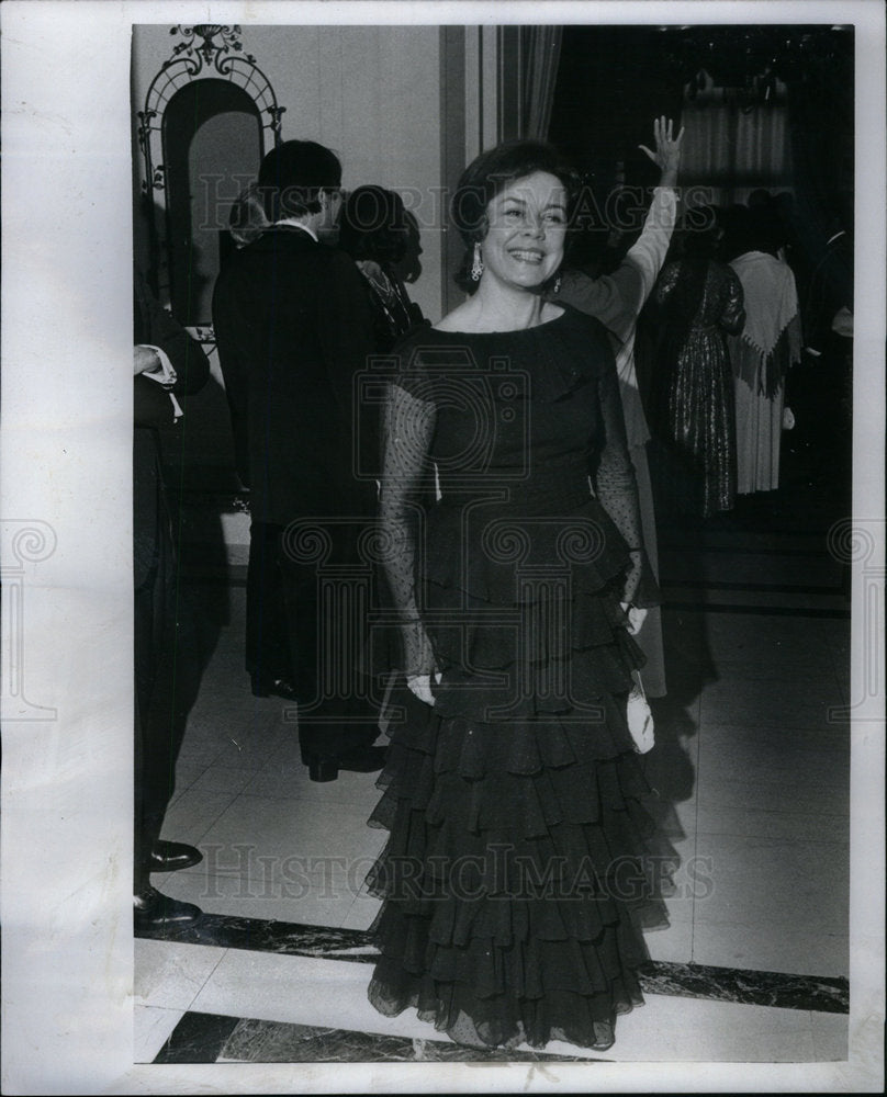 1975 Press Photo Mrs Charles Truscon snuffles esprit - Historic Images