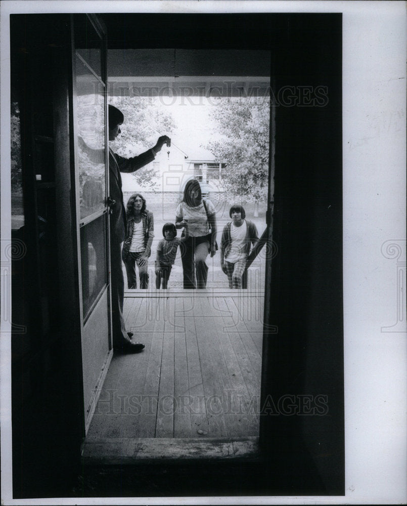 1977 Press Photo Raymond Realtor Welcomes Family Home - Historic Images