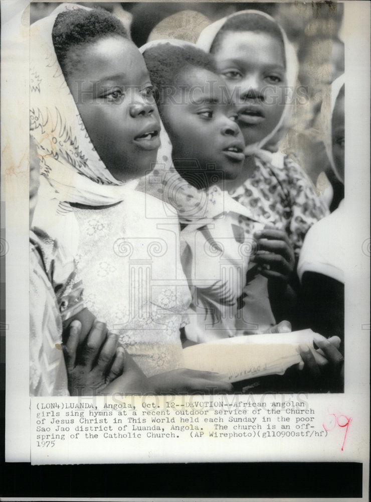 1975 Press Photo African Angolan Hymns Church Outdoor - Historic Images