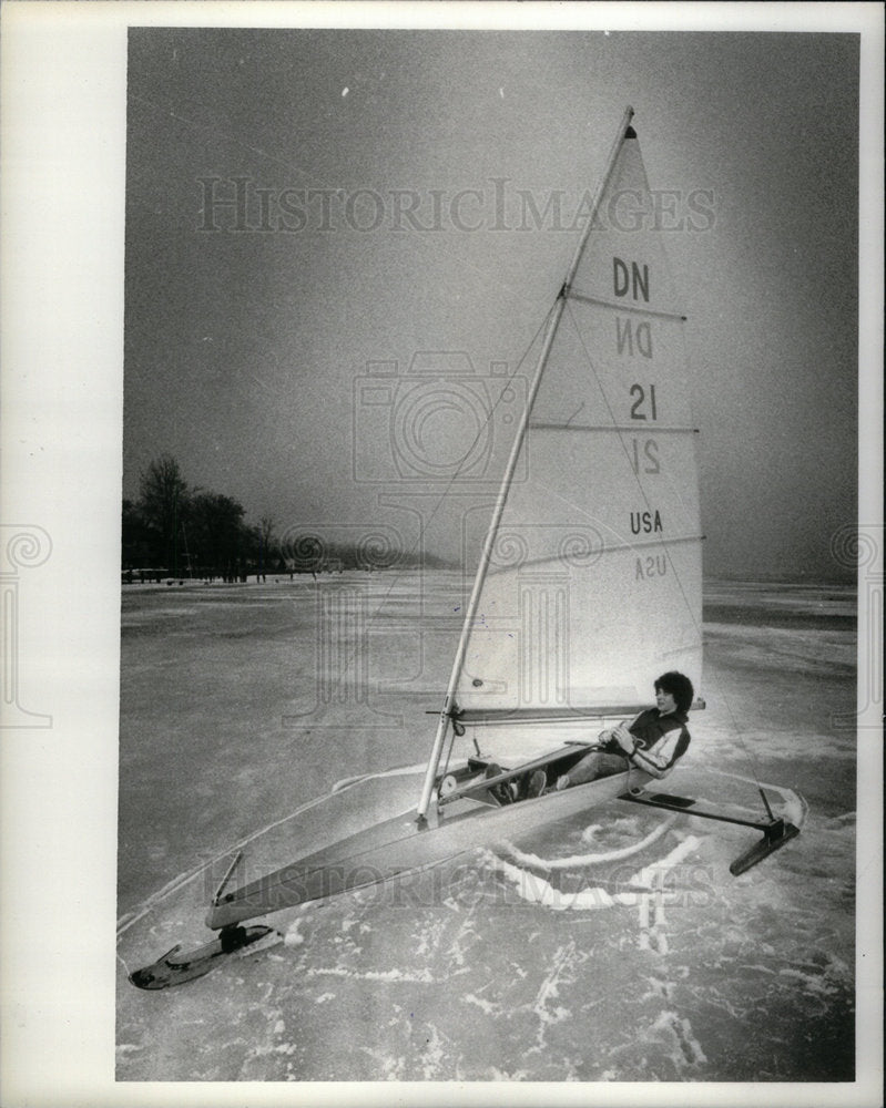 1981 Press Photo Ice Boating Bostons Sails Ron Sherry - Historic Images