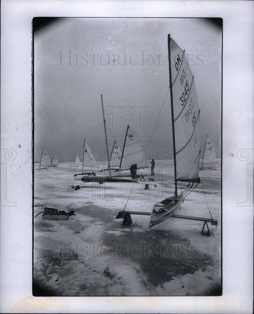 1979 Press Photo Ice Boats start Blowing Lake St clark - Historic Images