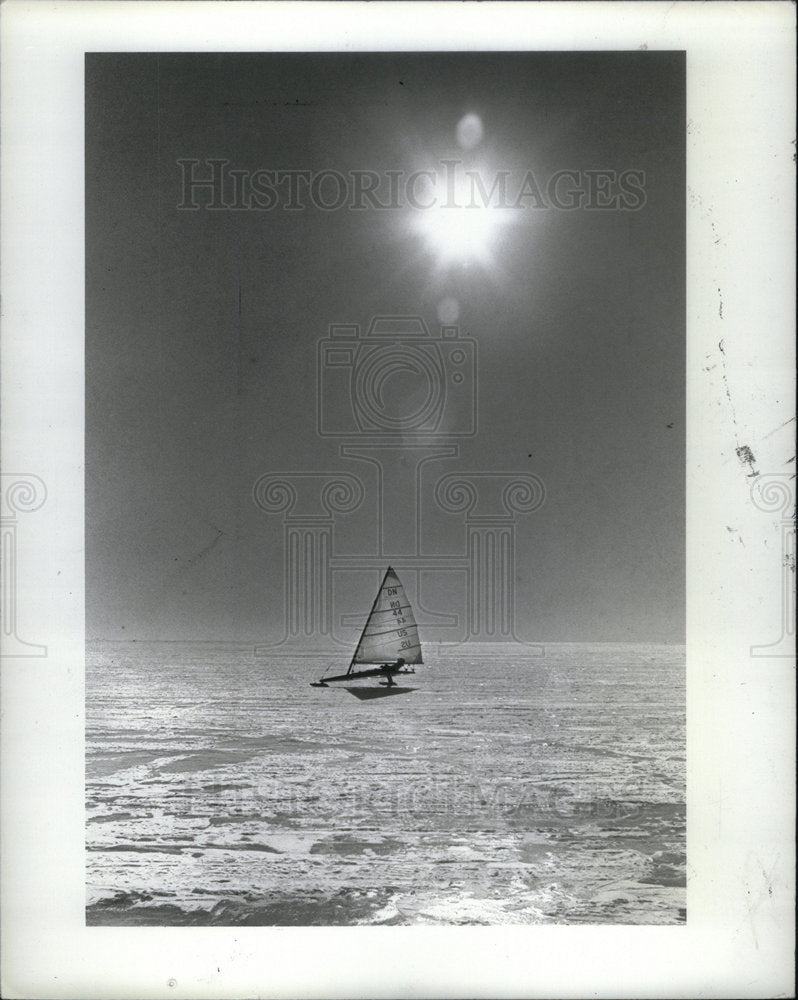 1981 Press Photo Boater moving swiftly raise Hiking - Historic Images