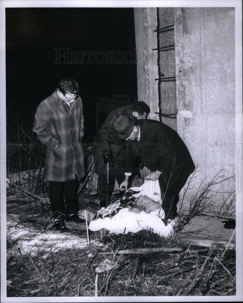 Press Photo Three Men Outside A Building In The Dark - Historic Images