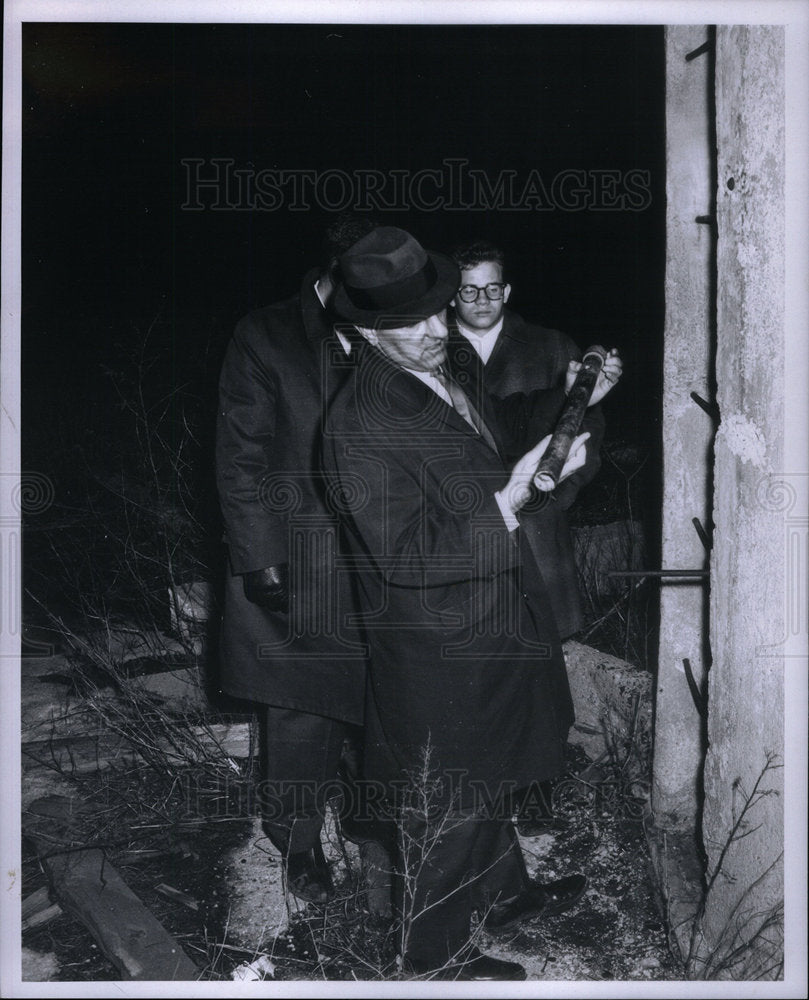 1975 Press Photo Persons observe investigation clues - Historic Images