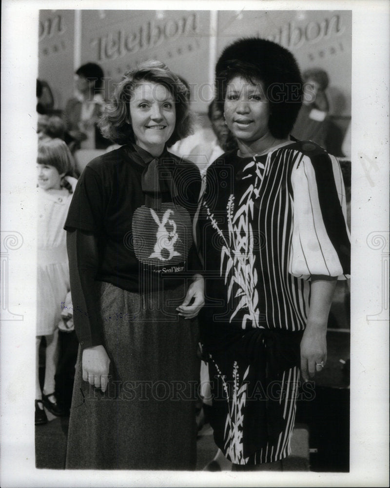 1985 Press Photo Amy McCombs Two Ladies Pose TV Solmon - Historic Images