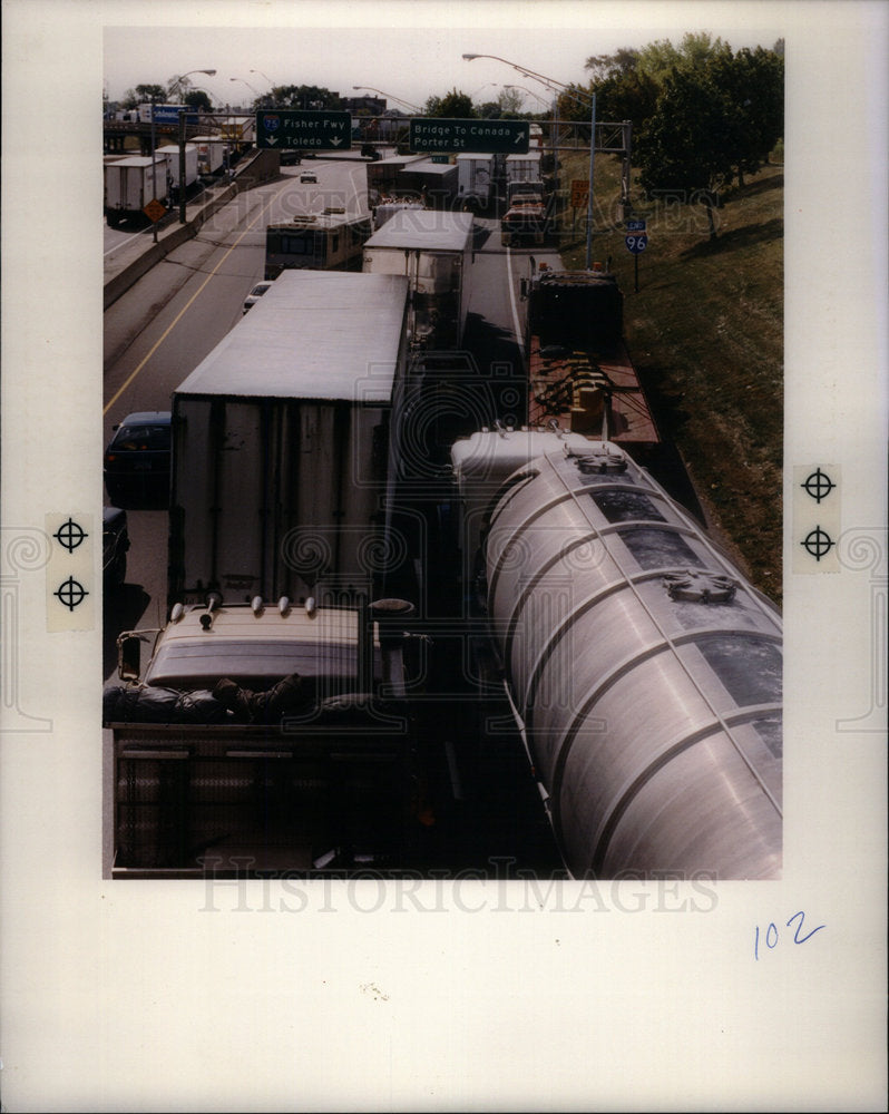 1991 Press Photo Tuesday Canadian Trucker Blockade Fish - Historic Images