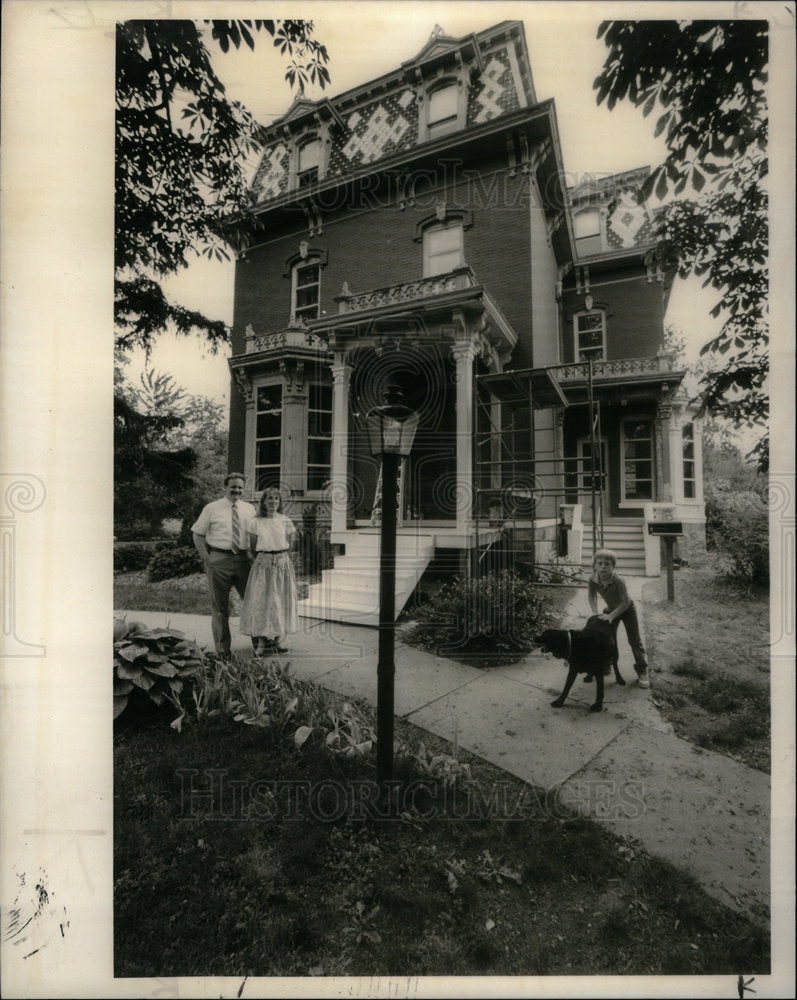 1989 Press Photo Michigan Cities Romeo Home Ronald Dog - Historic Images