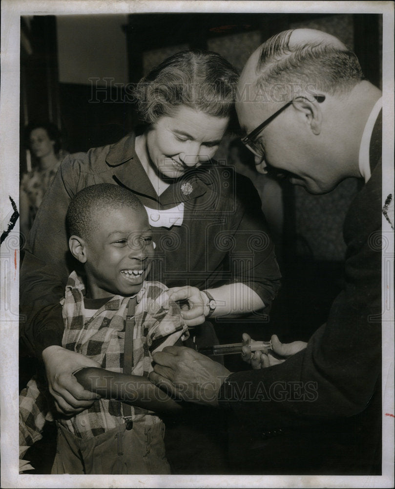 1955 Press Photo Ernest receives shot at school - Historic Images