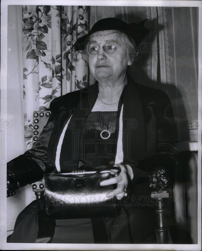 1940 Press Photo Book Cadillac Hughes Widow Late - Historic Images