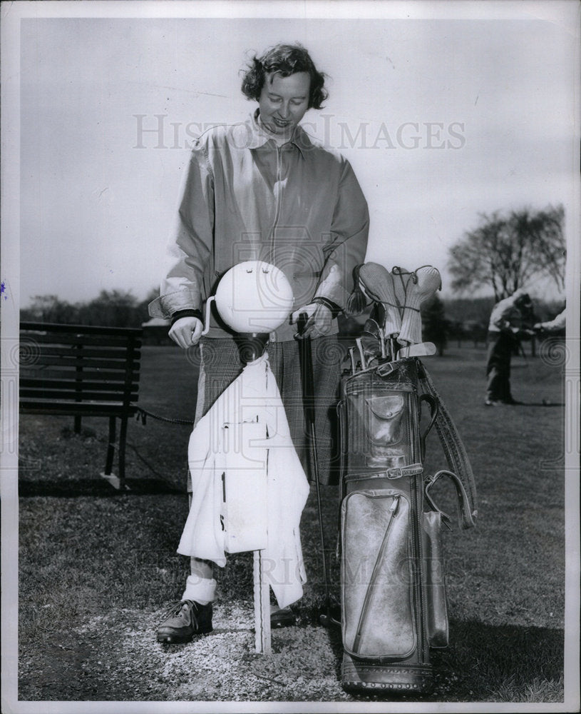 1950 Press Photo Mrs. John Hume Detroit Golfer - Historic Images