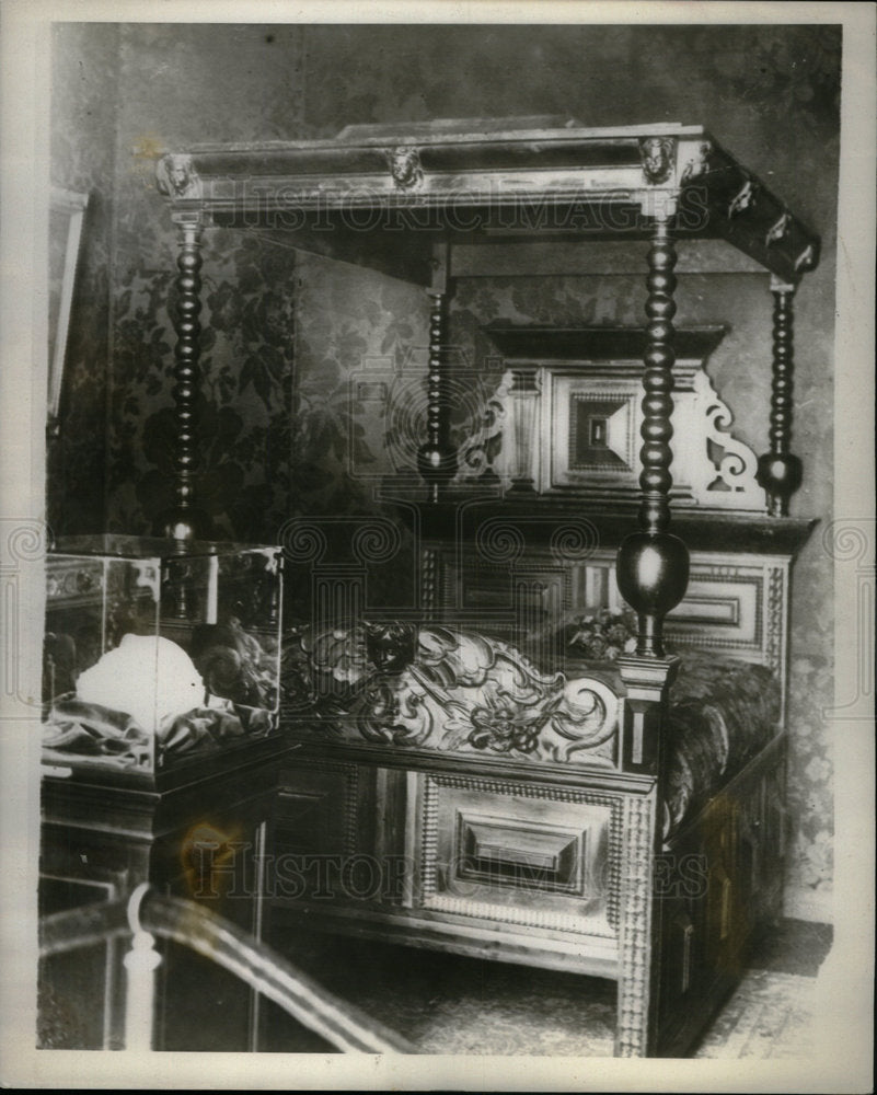 1930 Press Photo Great Novelist Victor Hugo Bed Year - Historic Images