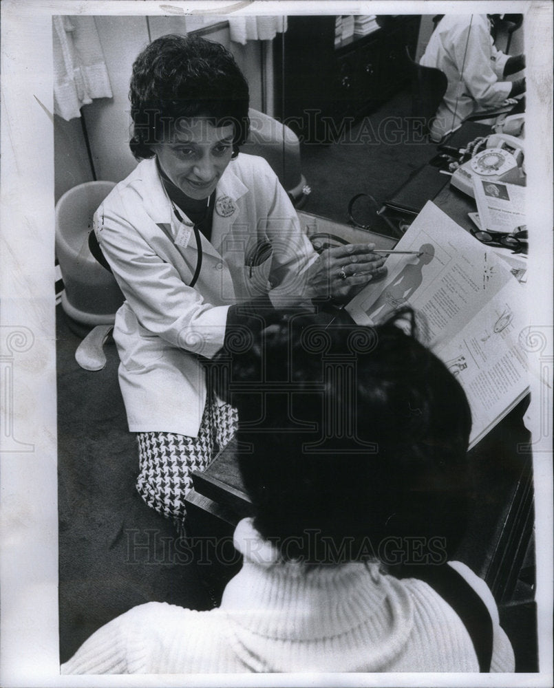 1972 Press Photo Matalia Tanner Regina Doctor Medicine - Historic Images