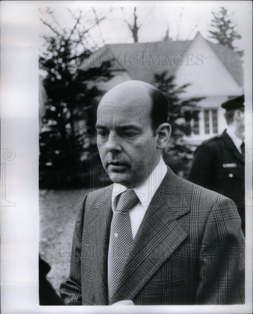 1973 Press Photo Philip Commissioner Arnold Home story - Historic Images