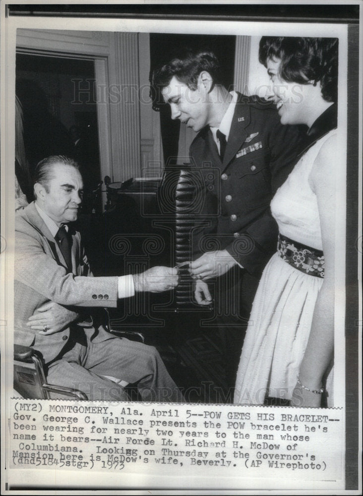 1973 Press Photo George Wallace POW bracelet Richard - Historic Images