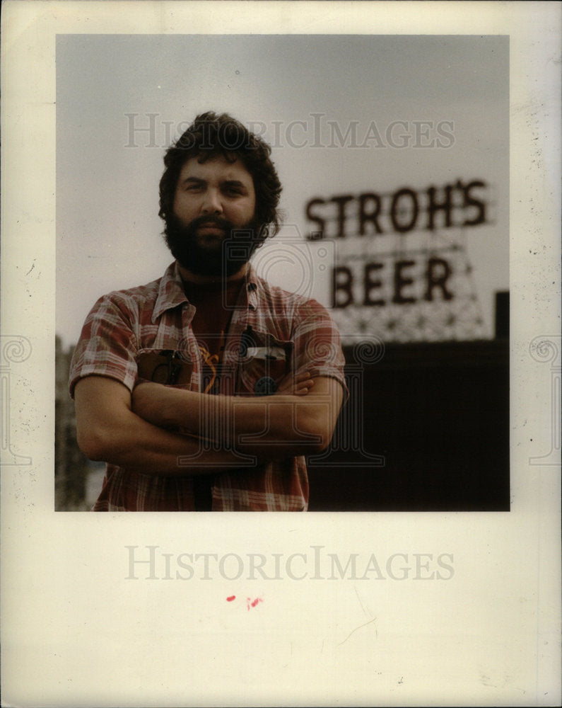 1985 Press Photo Art Kournoiar Strohs Brewery employee - Historic Images
