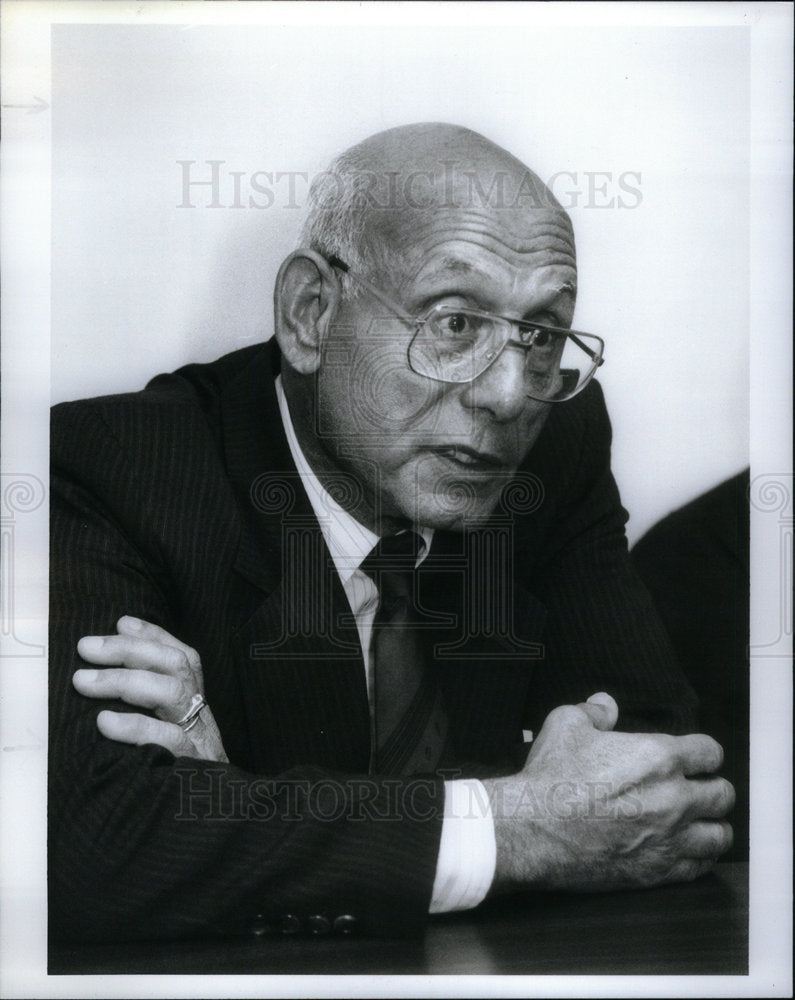 1989 Press Photo Yussef Wassef son captured Robinson - Historic Images