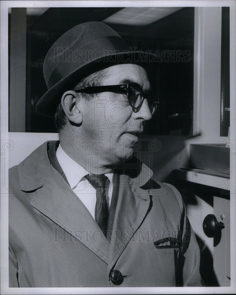 1967 Press Photo Gas Leak Lenox TWP-Leo Sullivan Clerk - Historic Images