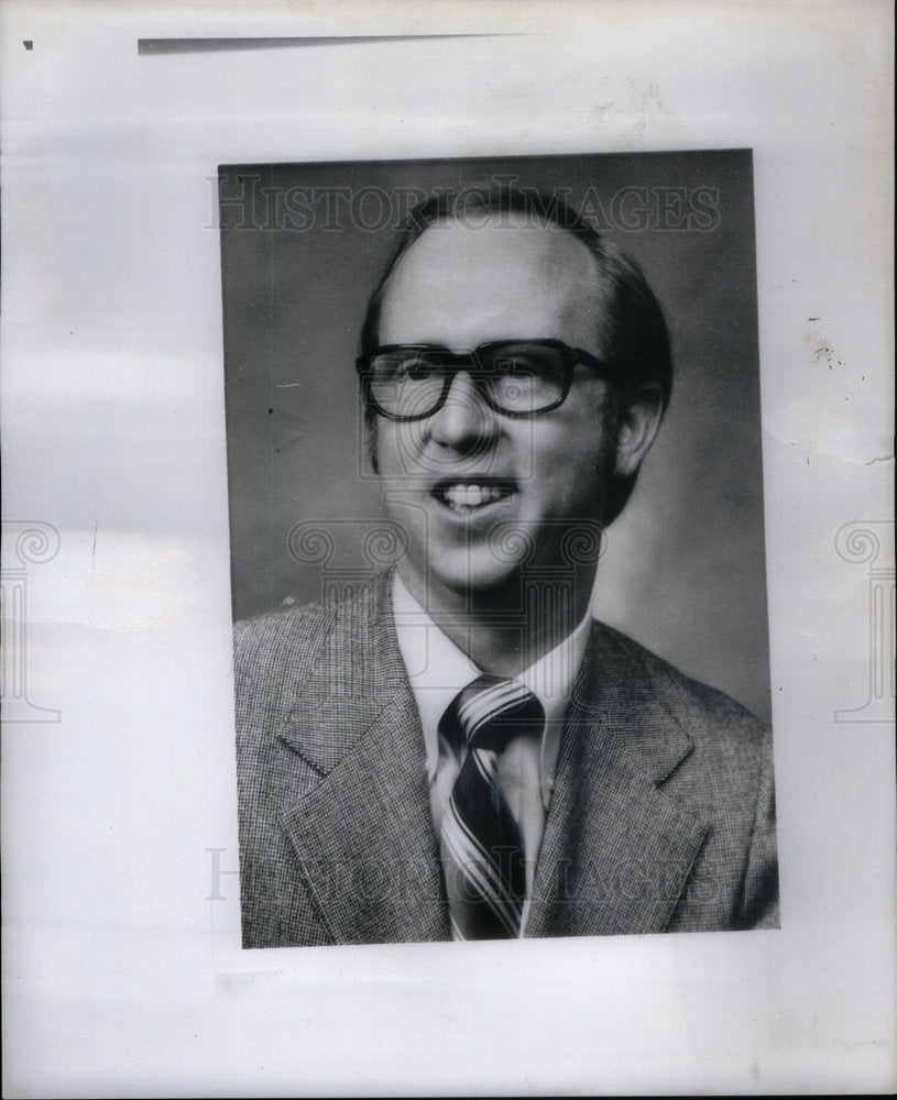 1975 Press Photo Dennis Sullivan business executive - Historic Images