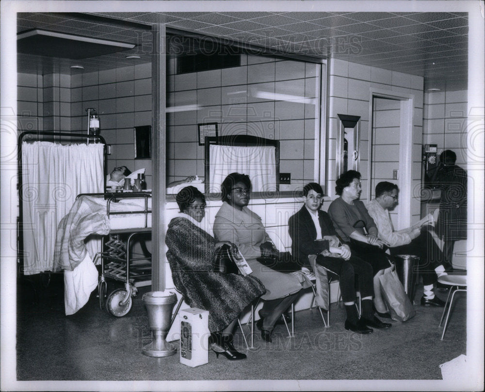 1972 Press Photo Mt Carmel Emergency Crowded Room Bed - Historic Images