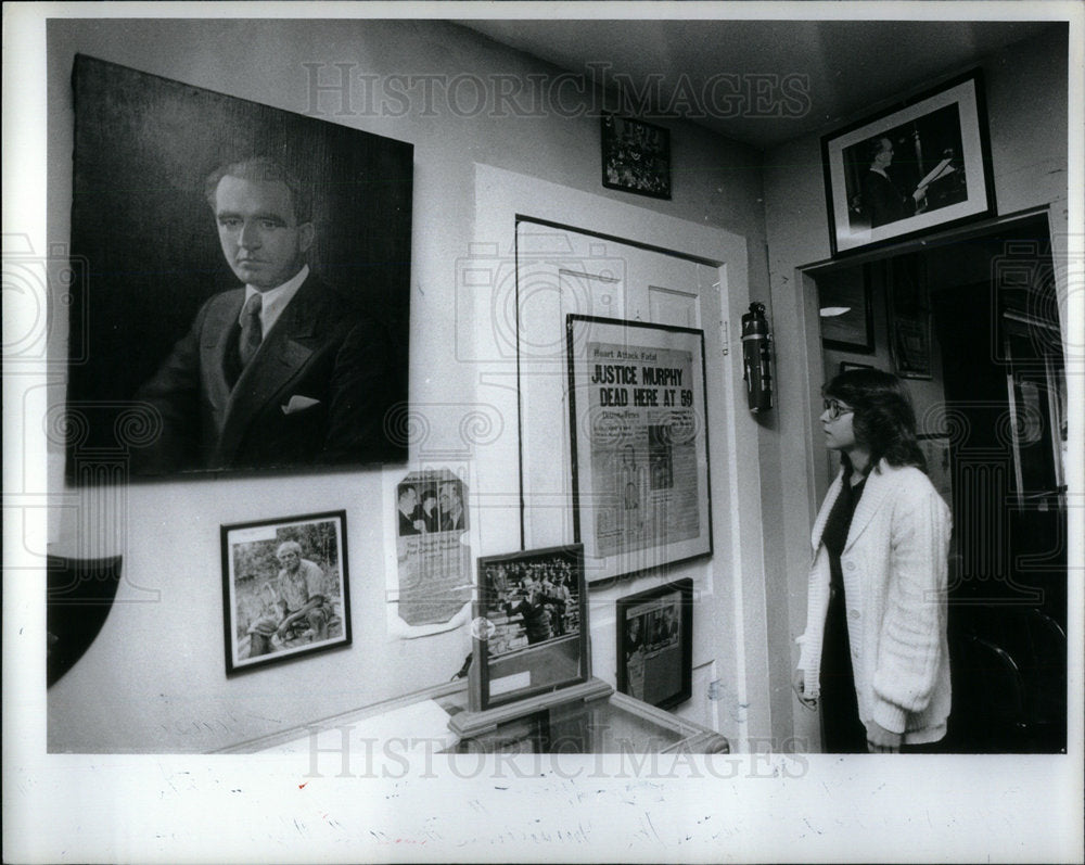 1981 Press Photo Hostess Frank Murphy Museum Harbor - Historic Images