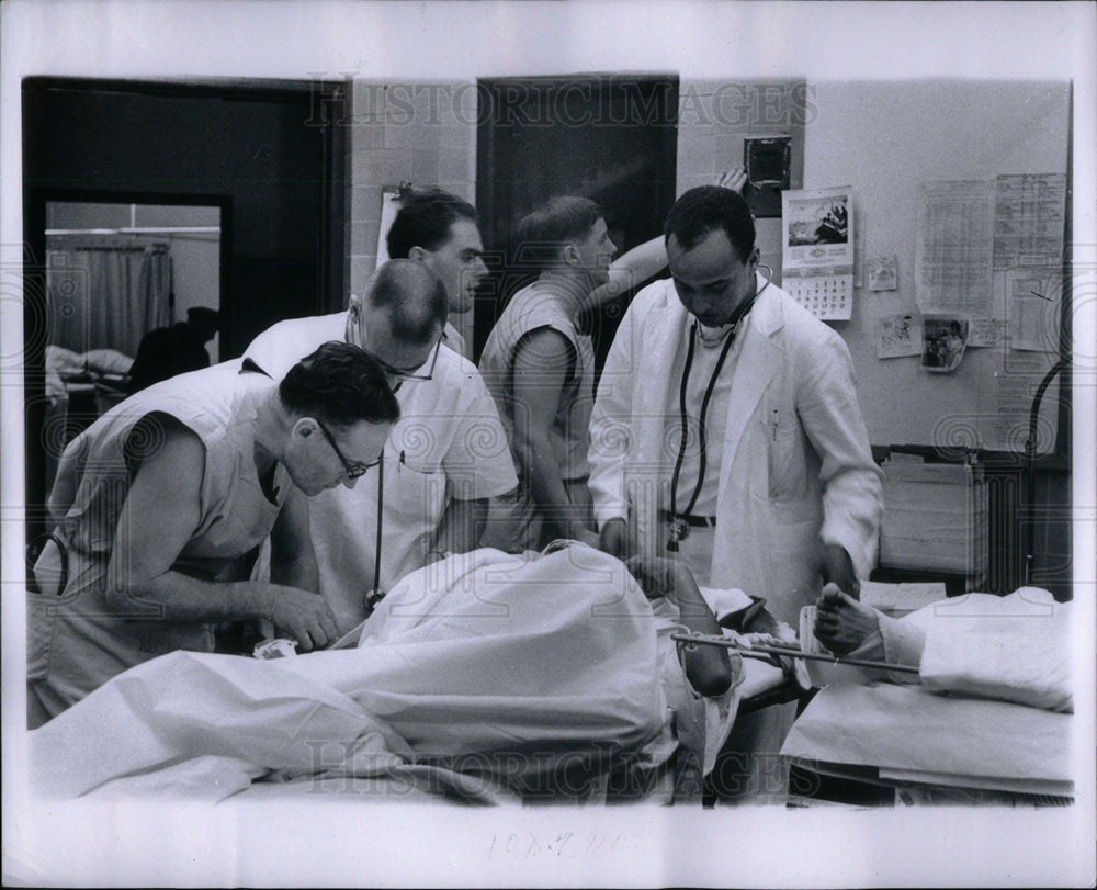 1964 Press Photo Emergency ward resident doctors action - Historic Images