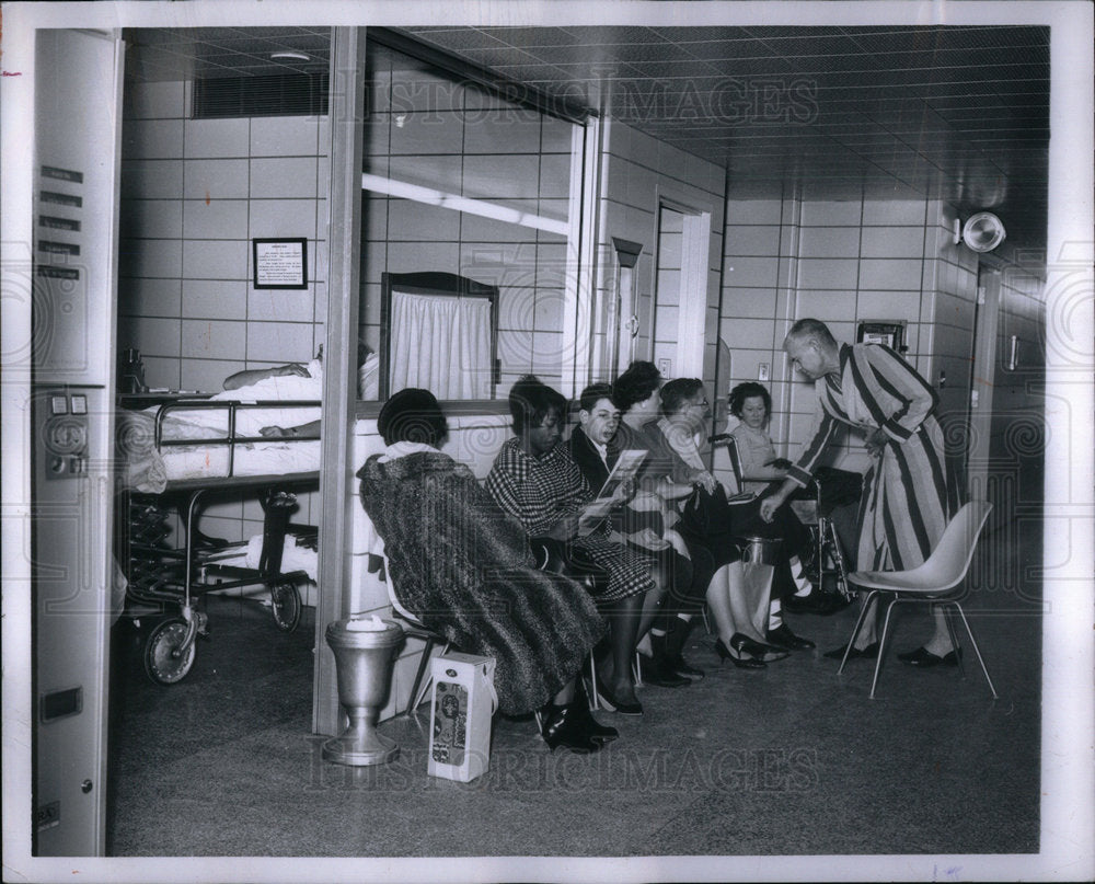 1965 Press Photo Mt Carmel Emergency room patients wait - Historic Images
