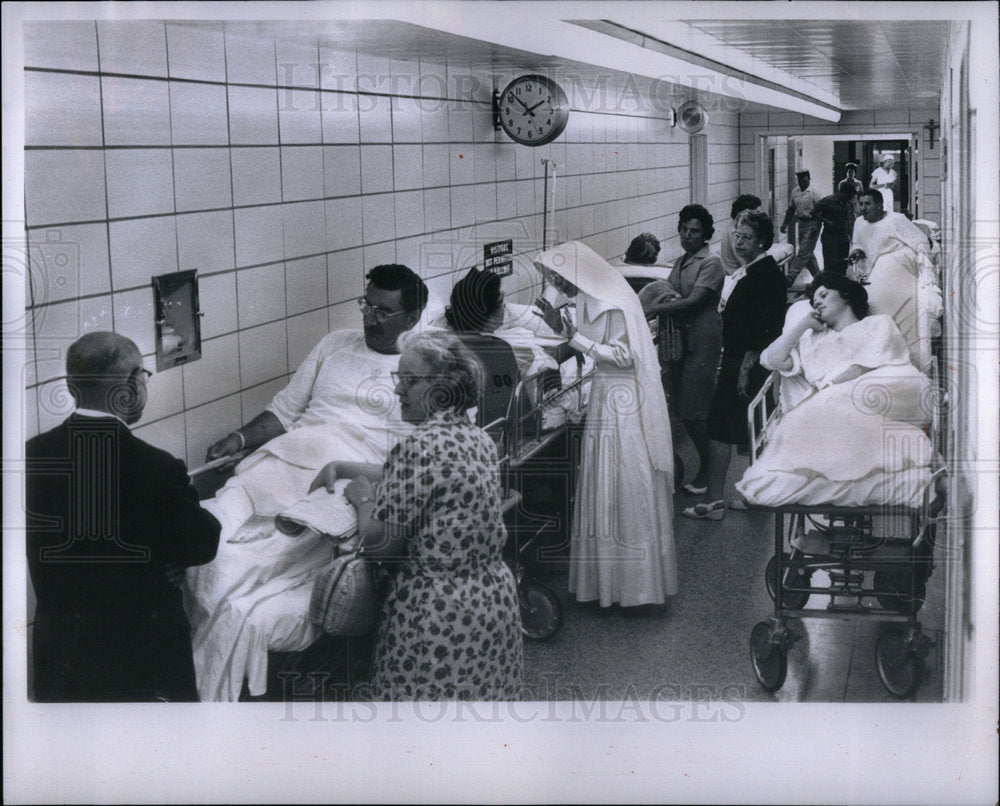 1965 Press Photo Crowding Mount Carmel Hospital Detroit - Historic Images