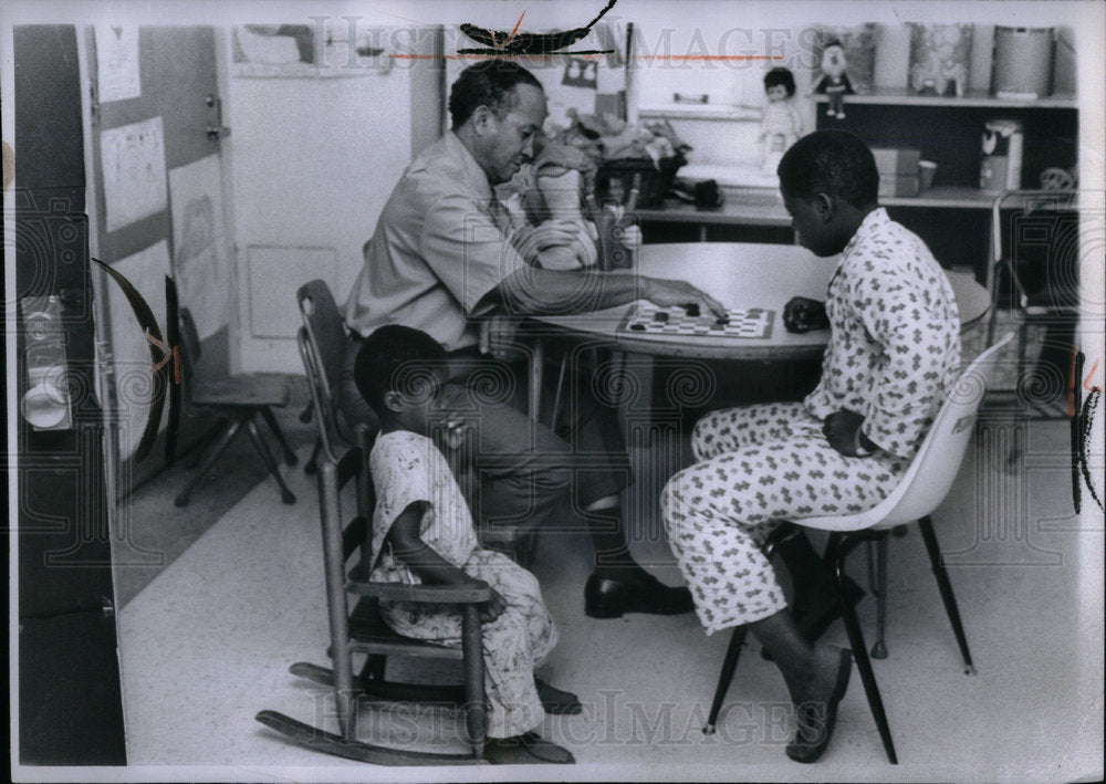 1970 Press Photo Grand parents tending Little Patients - Historic Images