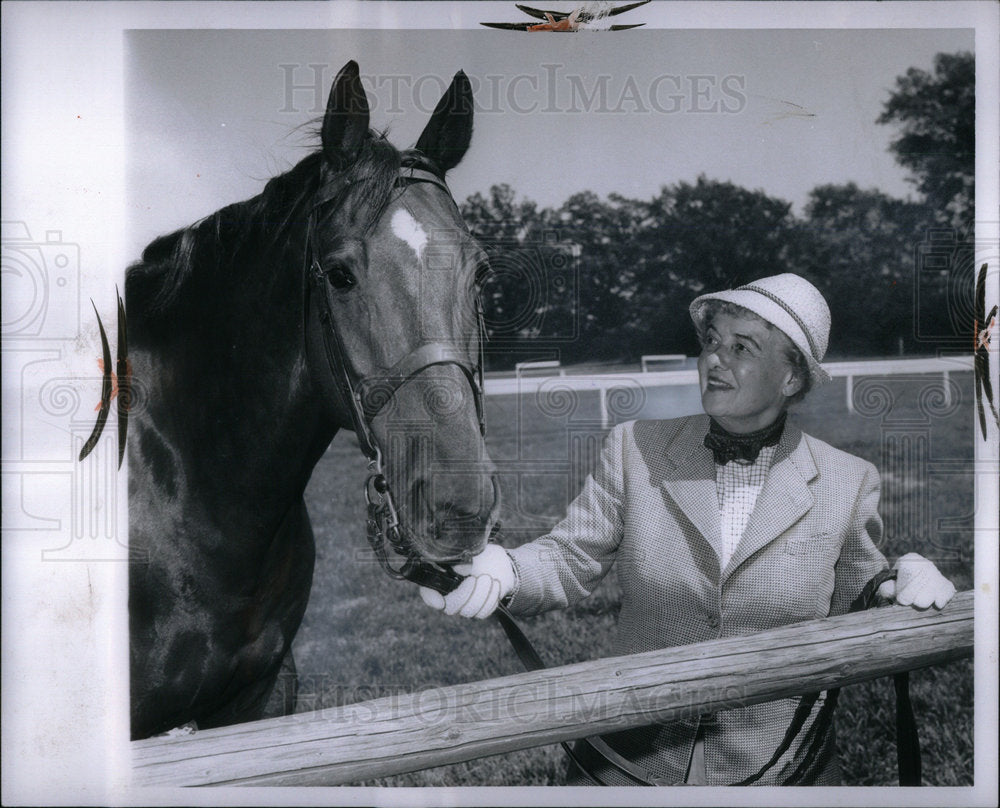 1964 Press Photo Mrs John Graham Horse Ground Society - Historic Images