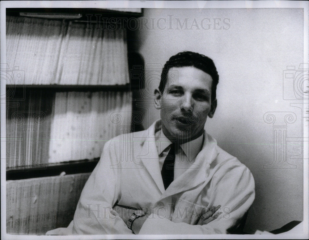 1965 Press Photo Robert Handschumacher Scientist Dr - Historic Images