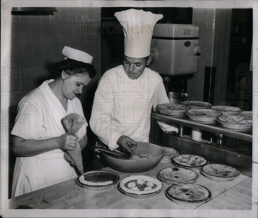 1950 Press Photo Pie Maker Catherine secerin Chef John - Historic Images