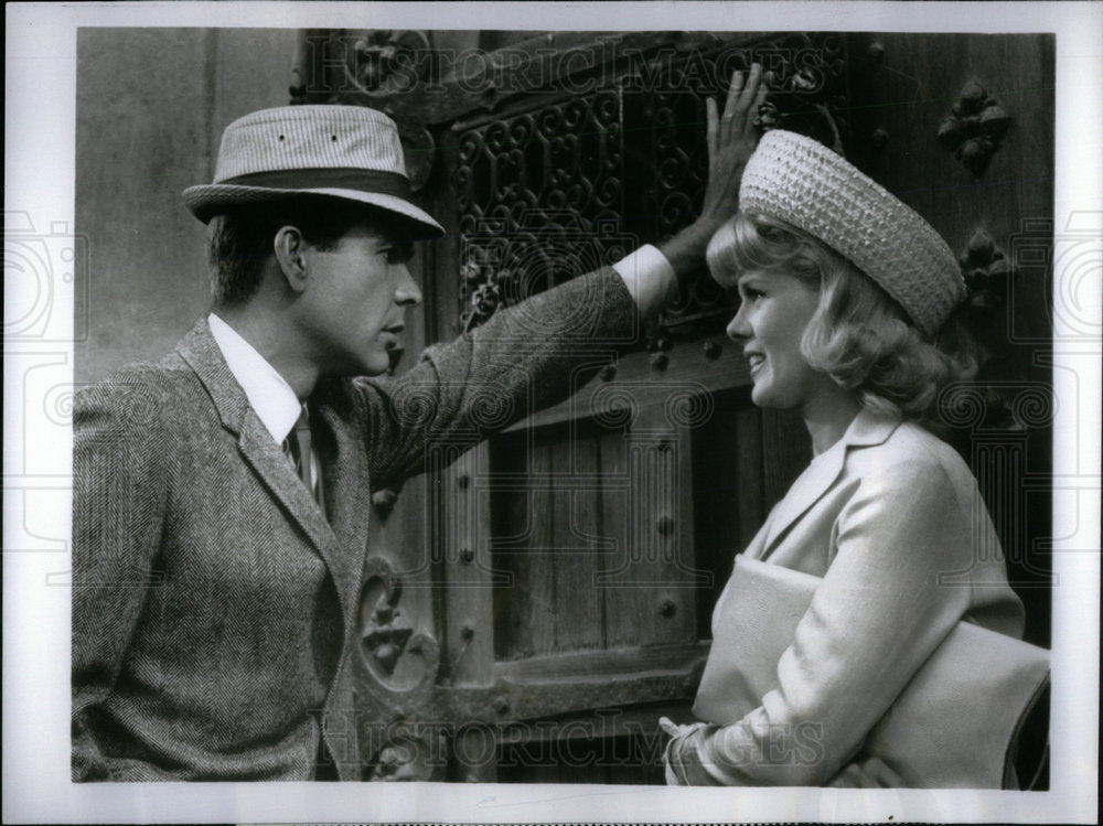 1970 Press Photo Dean Jones Connie Stevens Guillotine - Historic Images