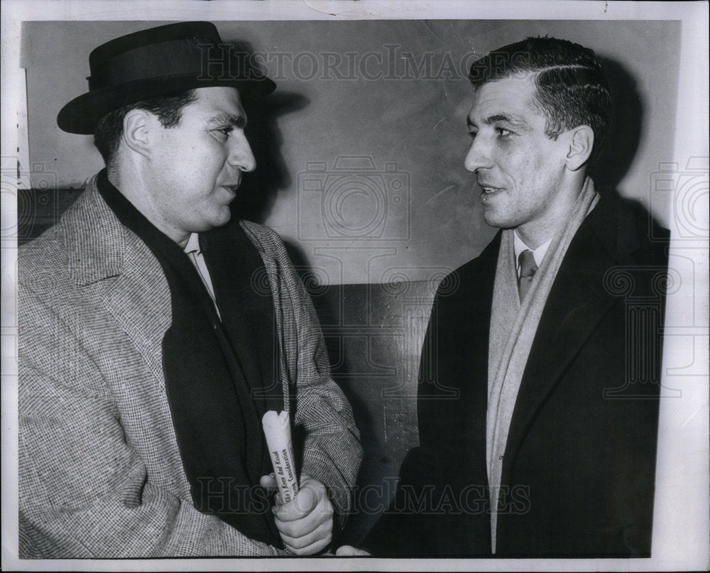 1960 Press Photo Camille Henry Detroit Fan Redwing - Historic Images