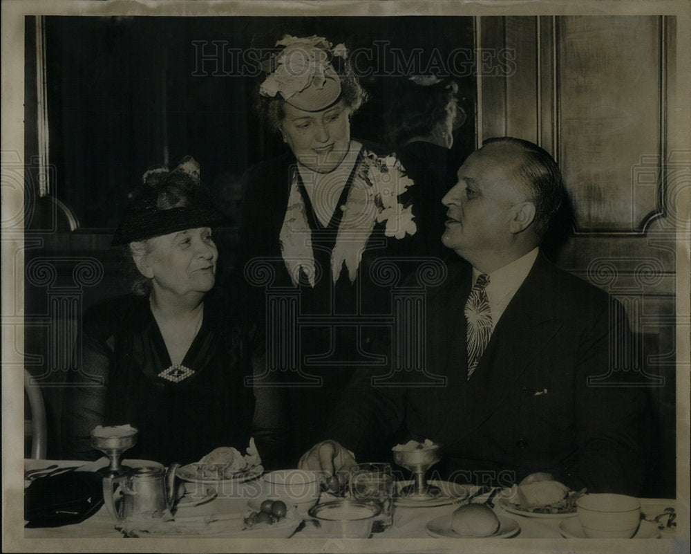 1945 Press Photo Elizabeth Stellwagen Mrs Howeel Van - Historic Images