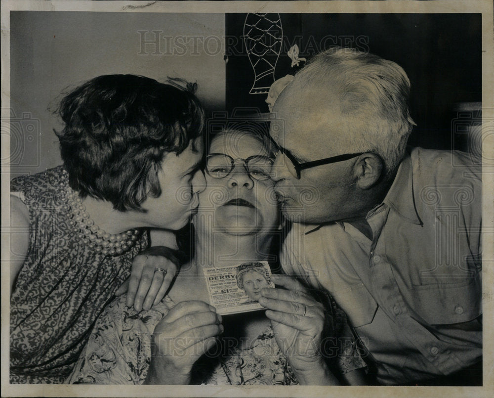 1939 Press Photo Mrs Joyce MacKenzie Amy Stevens Sweep - Historic Images