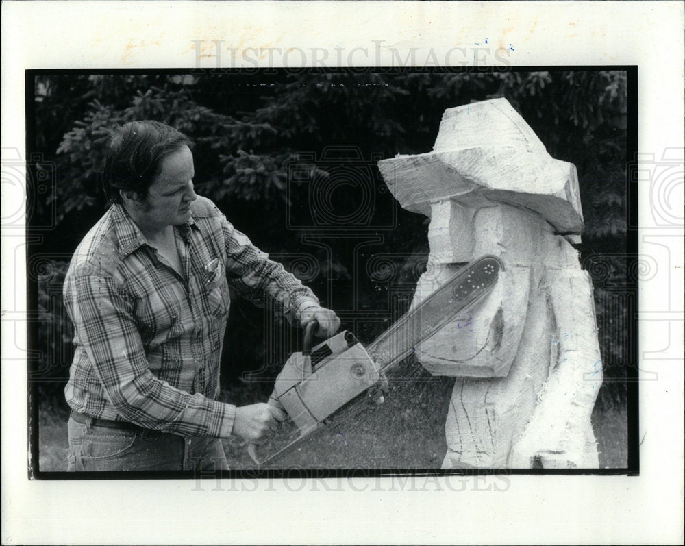 1979 Press Photo Wood Carving Lake City Michigan - Historic Images