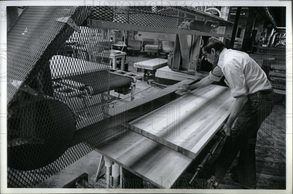 1981 Press Photo Henry working on finishing table tops. - Historic Images