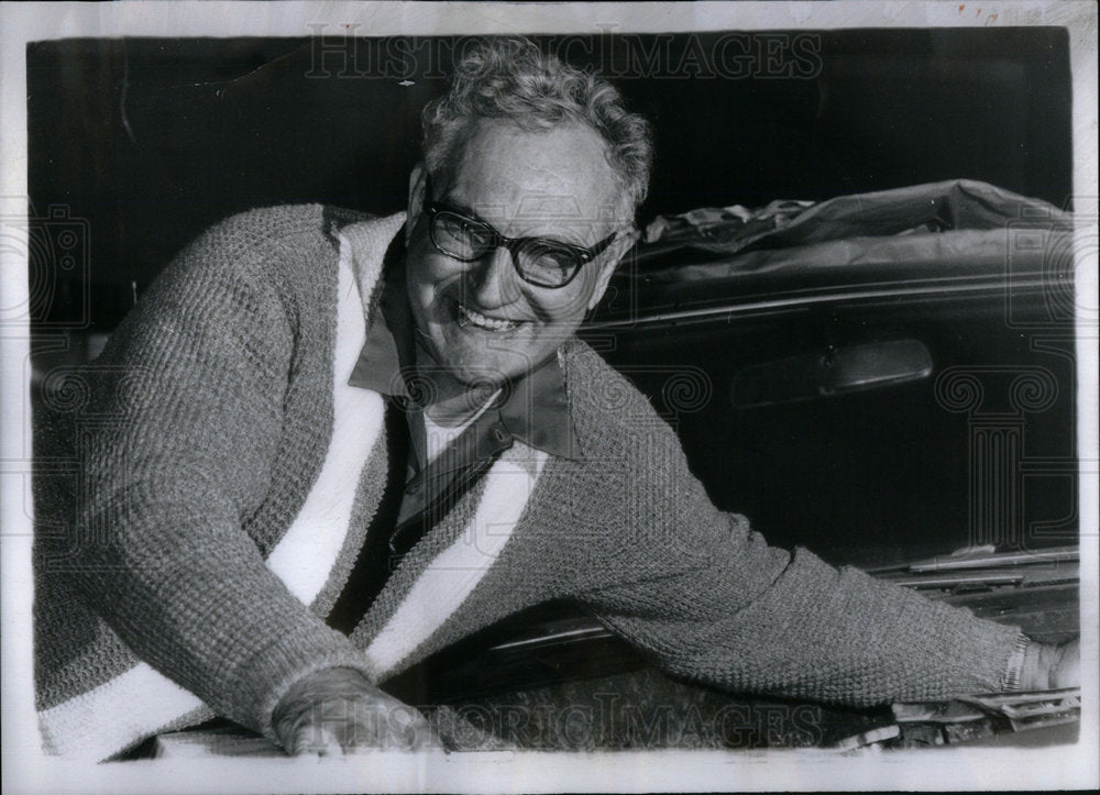 1973 Press Photo Stanley Sweet Bump Shop Owner - Historic Images