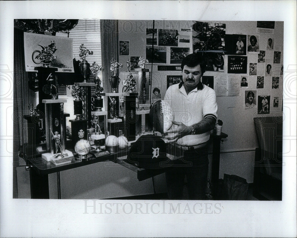 1982 Press Photo Robert Sweeney Son Injured - Historic Images