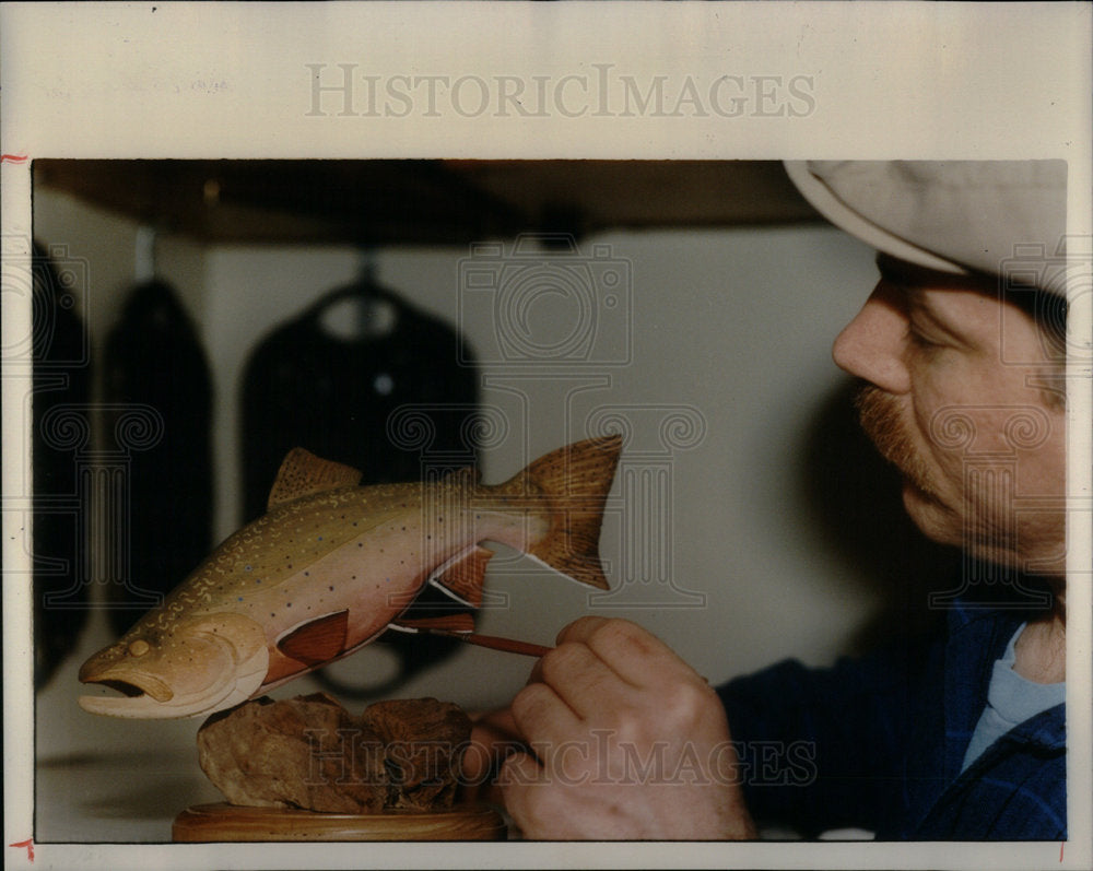 1992 Press Photo Larry Lampi Carves Fish - Historic Images