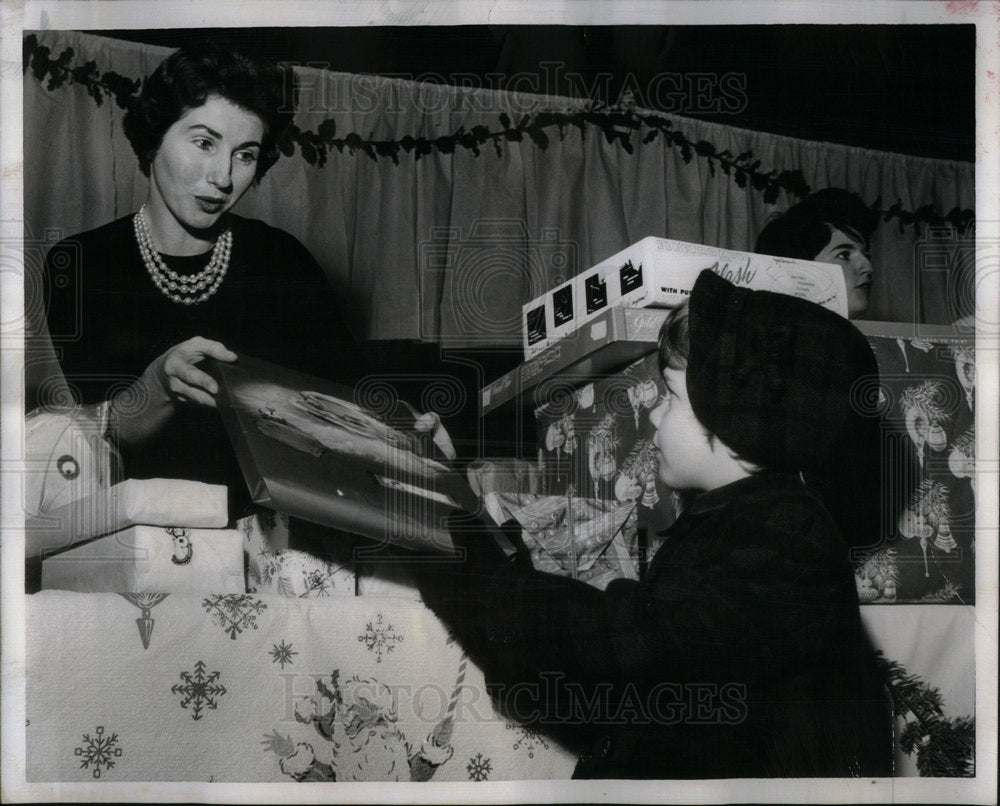 1950 Press Photo Catholic Home Bureau Annual Toy Child - Historic Images