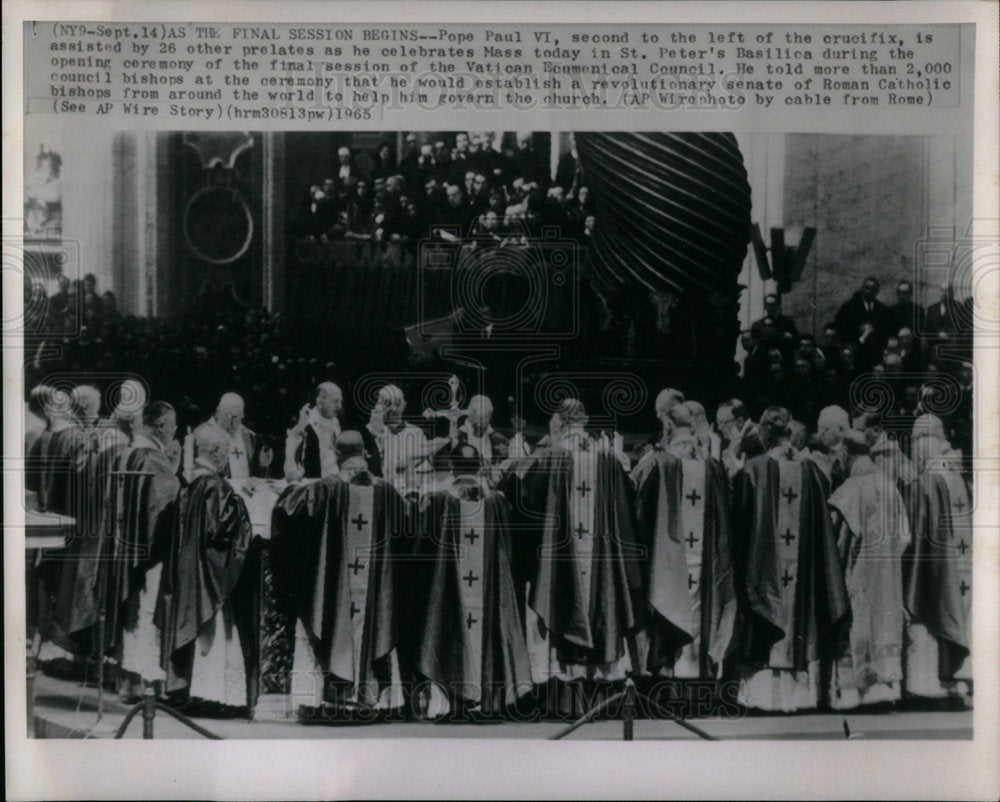 1965 Press Photo Pope Paul Left Crucifix Prelate Mass - Historic Images