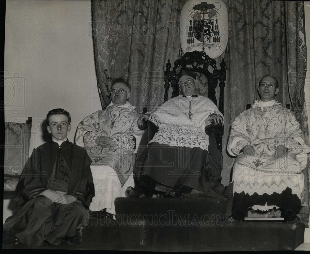 1945 Press Photo Holy Hour - Historic Images