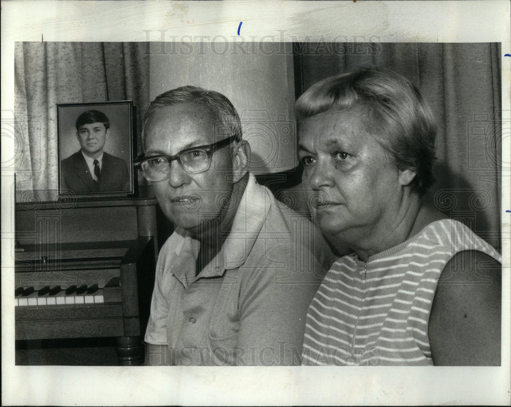 1977 Press Photo Cemetery - Historic Images