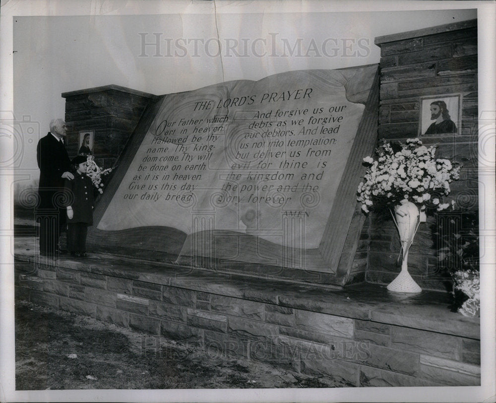 1949 Press Photo Memorial Estate Cemetery - Historic Images