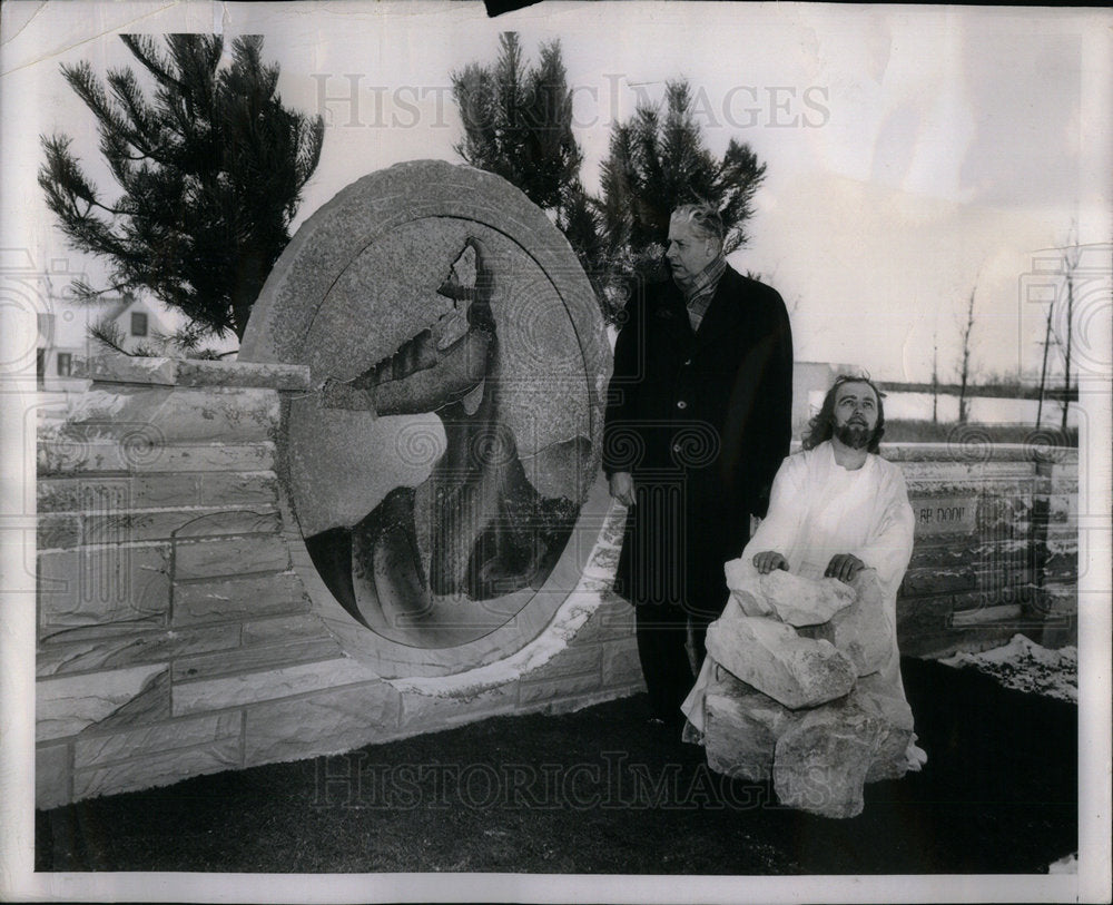 1950 Press Photo Memorial Estate Cemetery - Historic Images