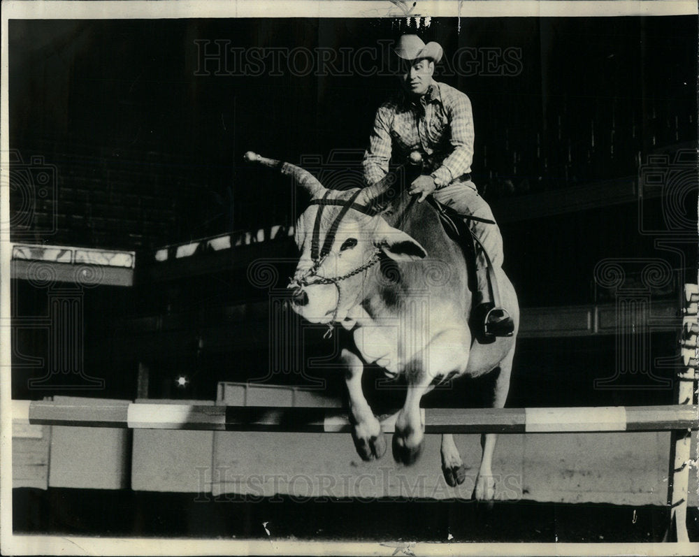 1963 Press Photo Johnny Rivers Brhma Bull Amigo Hurdle - Historic Images